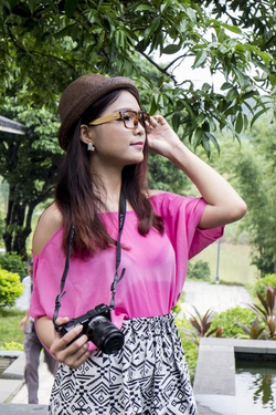 男生和女生一起互动场景展示